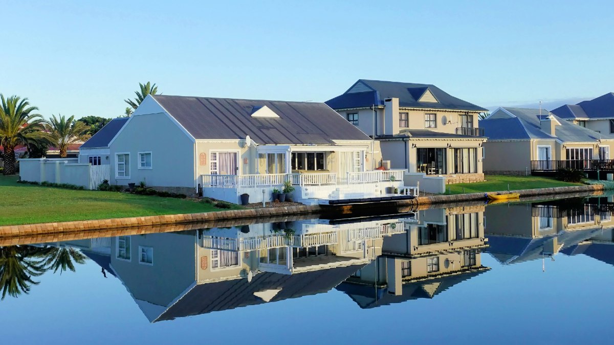 house-water-reflection-pexels.jpg